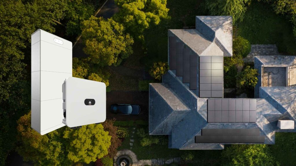Inversor Huawei conectado a una instalación fotovoltaica con paneles solares y monitoreo inteligente FusionSolar