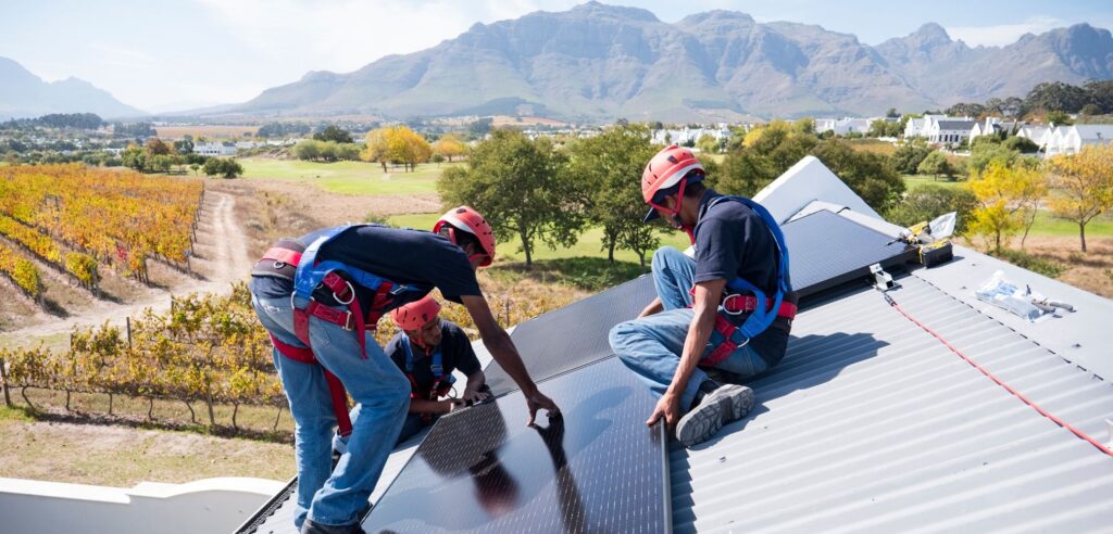 instaladores de paneles solares en un techo
